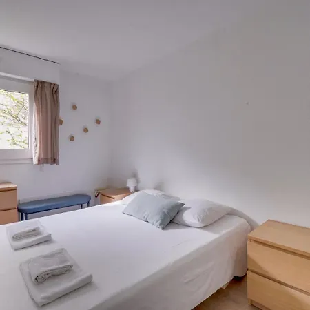 Apartamento Pleasant Flat In With Terrace And Parking