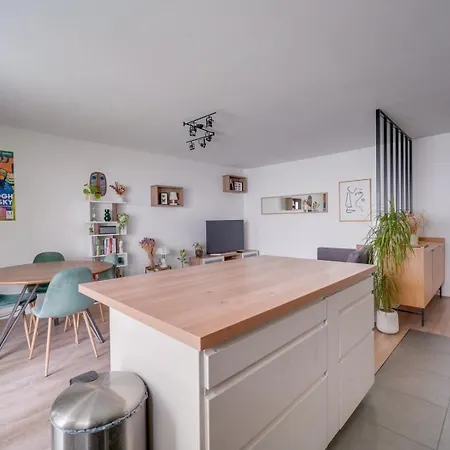 Pleasant Flat In With Terrace And Parking *