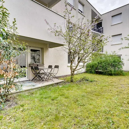 Apartamento Pleasant Flat In With Terrace And Parking